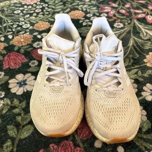 ADIDAS SIZE 8 SNEAKERS